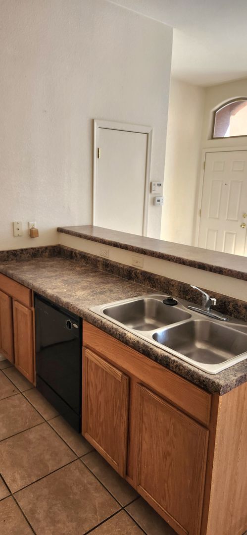 Building Photo - Beautifully Renovated 2 Bedroom - New A/C ...