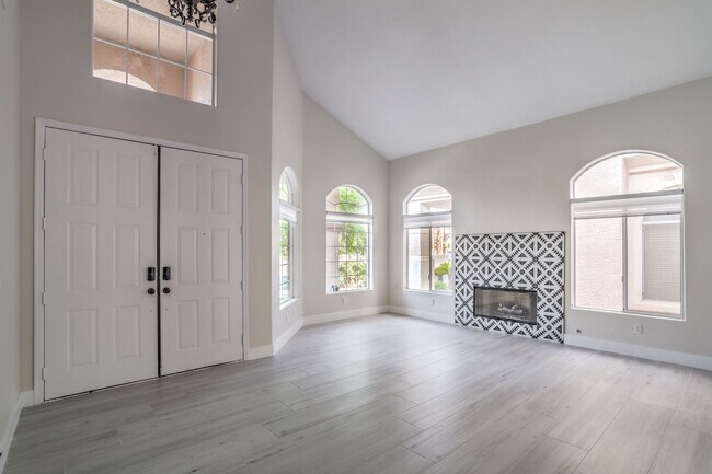 Foto del edificio - Luxury 5-Bedroom Home in Guard-Gated Community with 3-Car Garage