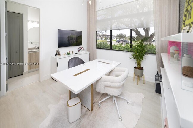 Foto del edificio - 5000 SW 159th Ave