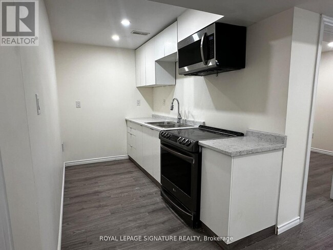 Building Photo - 104 Stedford Cres