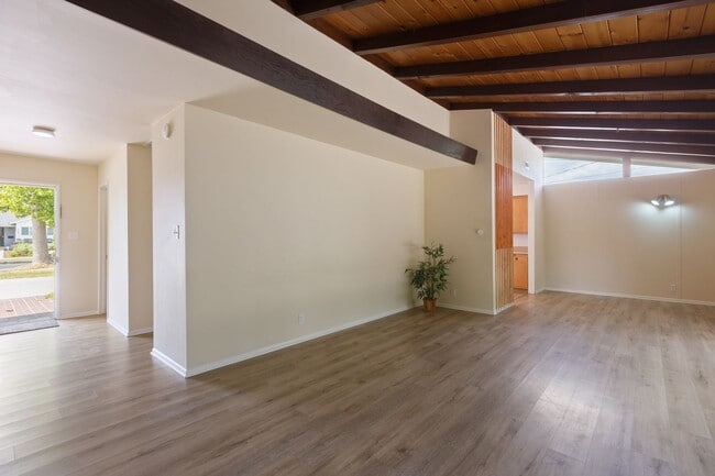 Building Photo - Charming Mid-Century 3-Bedroom Home in Win...