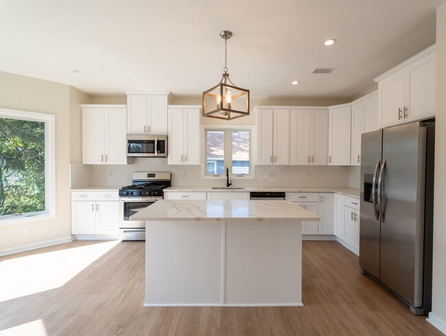 Building Photo - 97 Main St