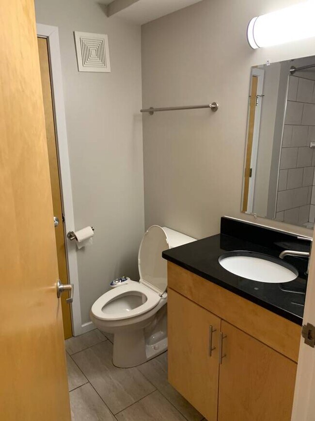 Baño de la planta superior - 16 W Broad St