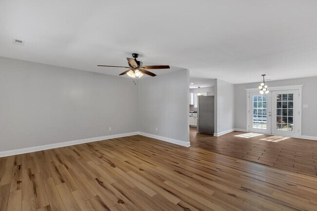 Building Photo - Large Ranch Home with 3BR/ 2 Bath with an Extra Bonus Room!