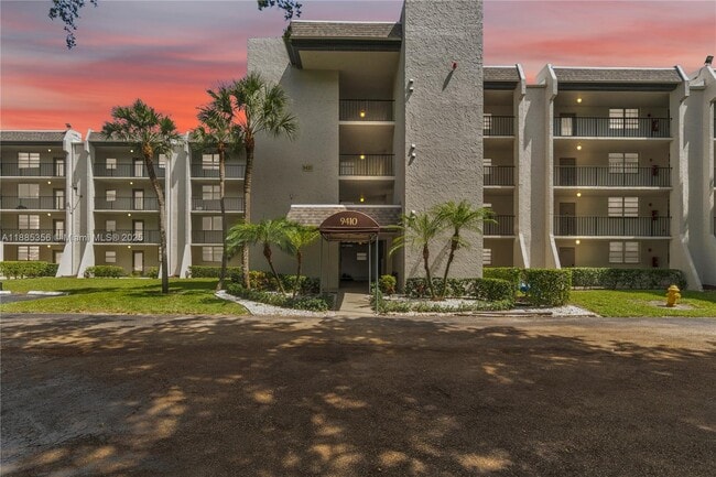 Building Photo - 9410 Poinciana Pl