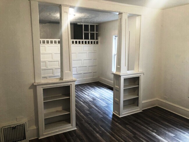 Building Photo - 507 - 1127-29 Victory Street