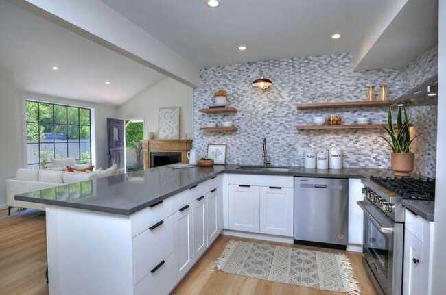 Building Photo - 436 W Valerio St