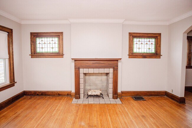 Building Photo - Beautiful two bedroom home with bonus room, fenced in back yard, garage, and full basement!