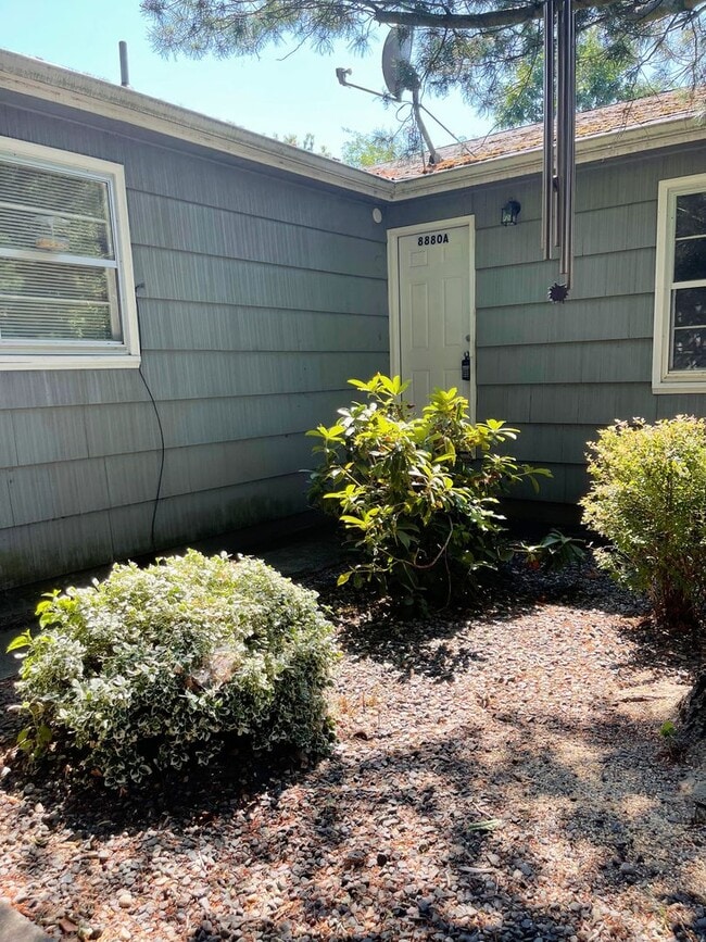 Building Photo - Quiet and Cozy Two Bed in SW Portland 5 plex~ Open Floor Plan~ Great Shared Outdoor Space~ Off St...