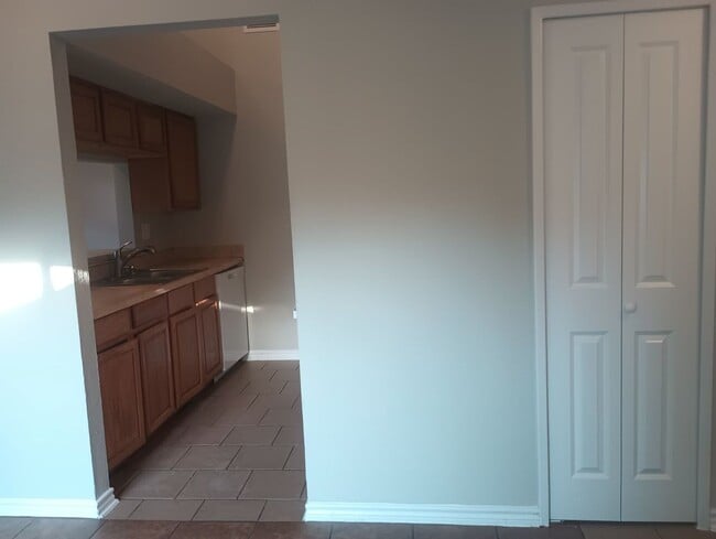 Building Photo - Spacious 3 Bed / 1 Bath in Hockley! Move i...