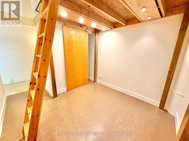 Building Photo - 365 Dundas St E
