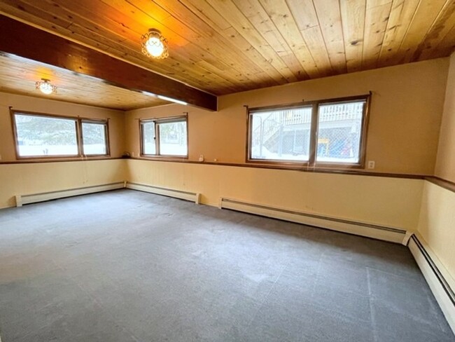 Foto del edificio - East Anchorage Four Bedroom Home with Bonu...