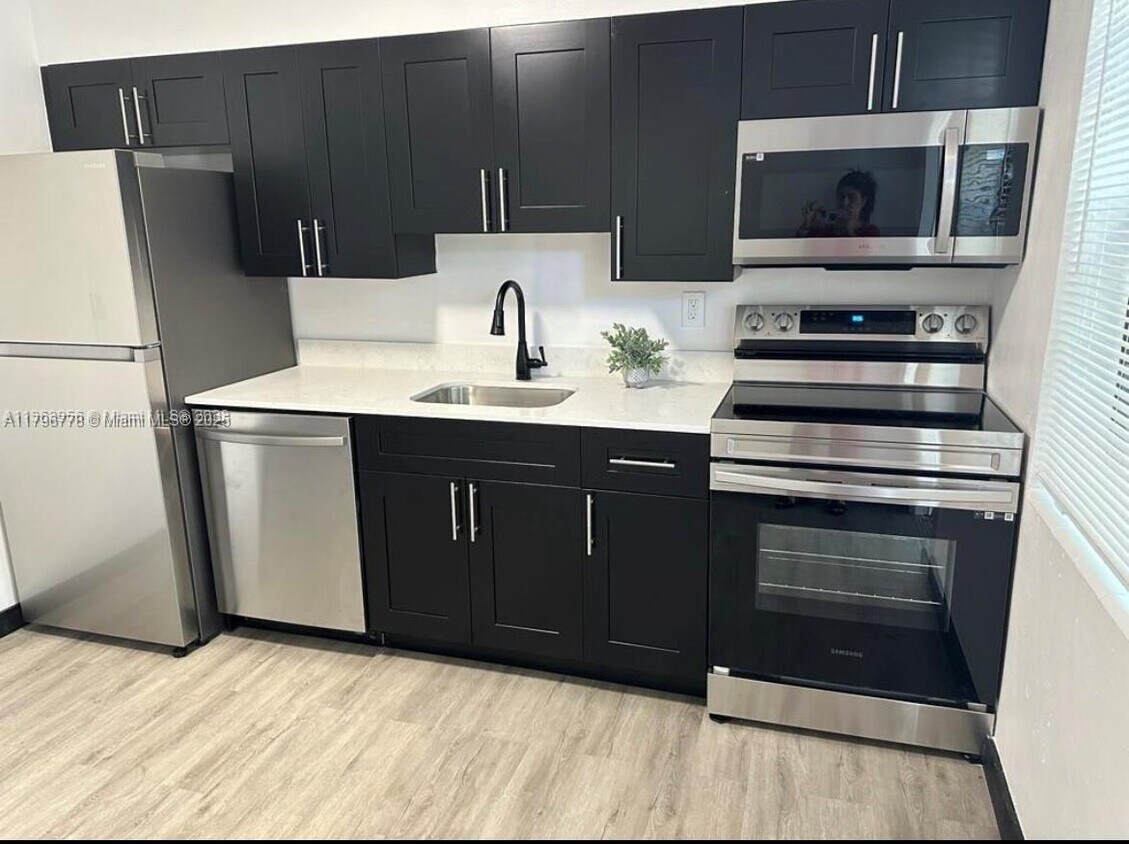 Foto principal - 725 NW 1st Ct