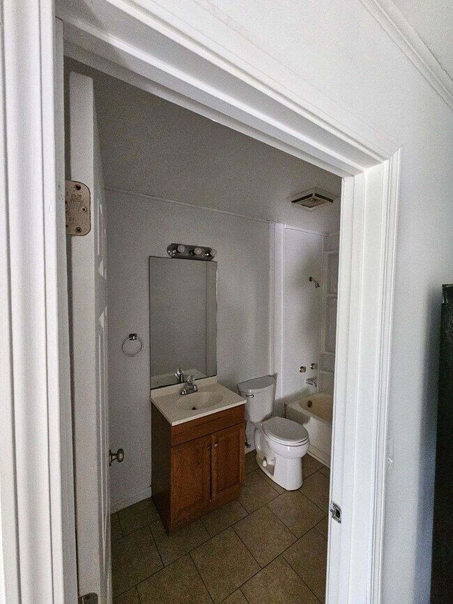 Building Photo - Unique Home in Hampstead