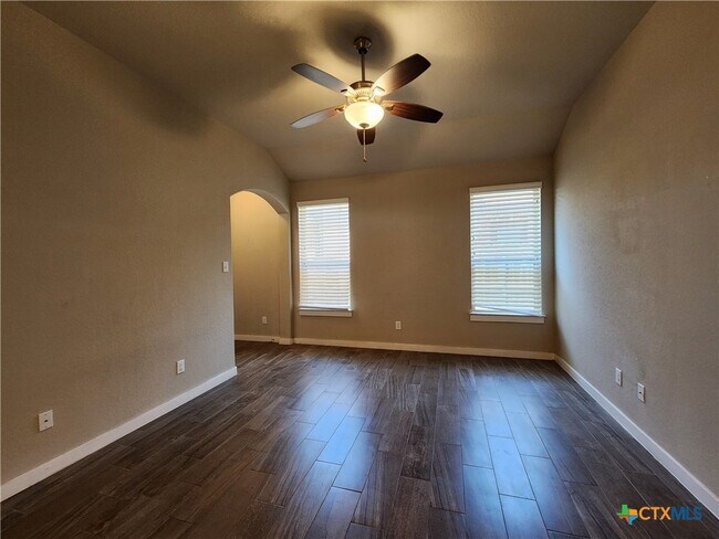Building Photo - 526 Creekside Frst