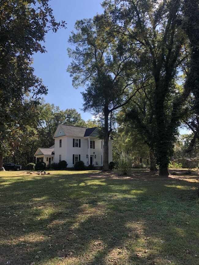 Building Photo - 2821 Saluda St