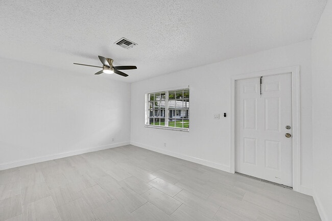 Building Photo - Centro Apartments - 3249 Coral Hills Dr.