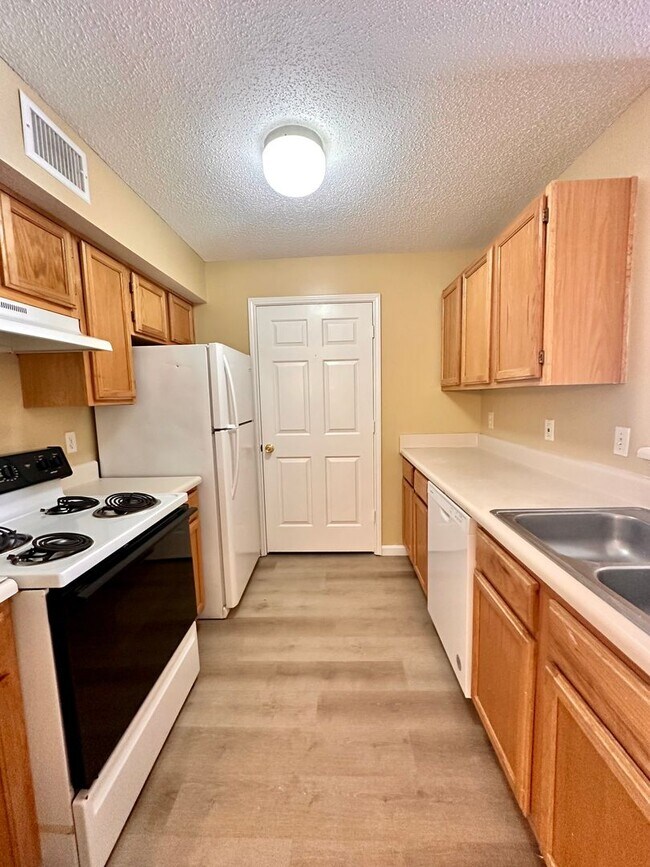 Building Photo - Newly Renovated Third Floor 1B/1B Unfurnis...