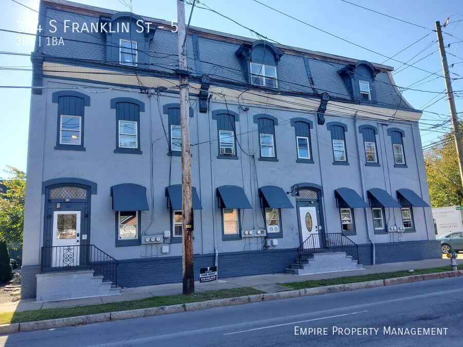 Foto principal - 384 S Franklin St