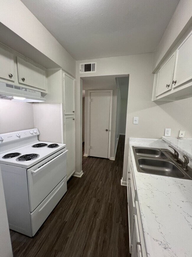 Building Photo - CED21BS