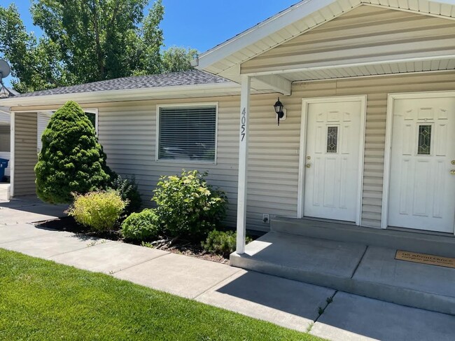 Foto del edificio - 4057 Hillcrest Cir