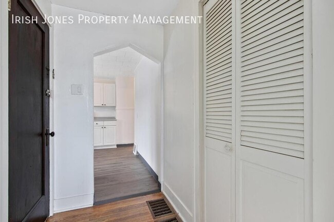 Building Photo - 2 Rowland Ave