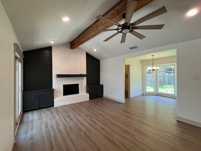 Building Photo - Club Estates Brick Home