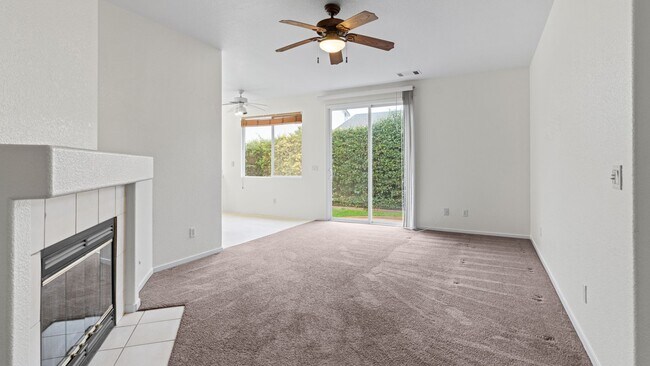 Foto del edificio - Charming 3-Bedroom 2bathroom in Santa Rosa!