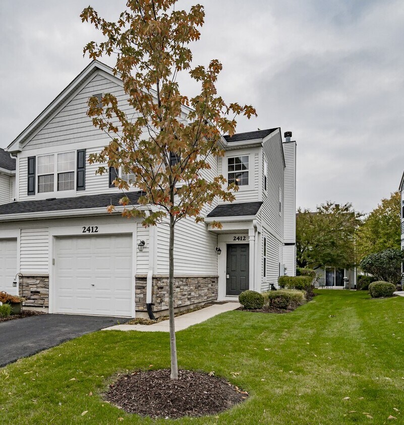 End unit - private entrance - 2412 Golf Ridge Cir