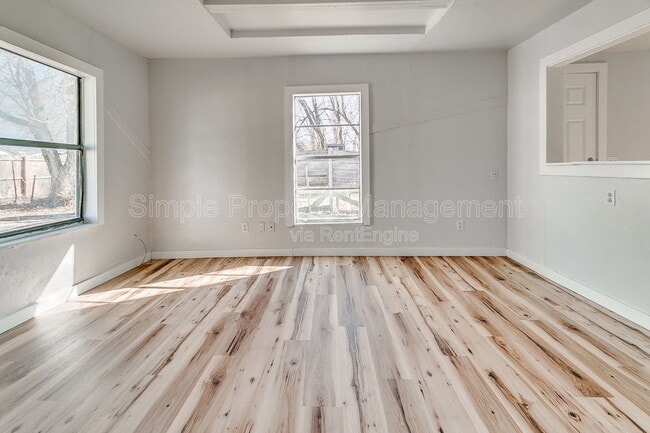 Building Photo - 620 W Acres St