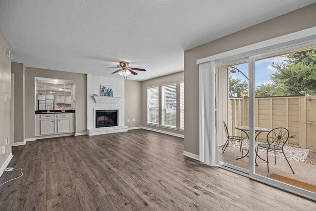 Foto del edificio - 250 El Dorado Blvd