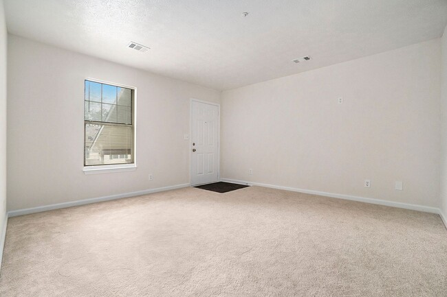Building Photo - Newly Renovated 2BR/2BA Condo!