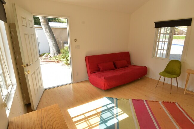 Estudio - 1710 Oakwood St