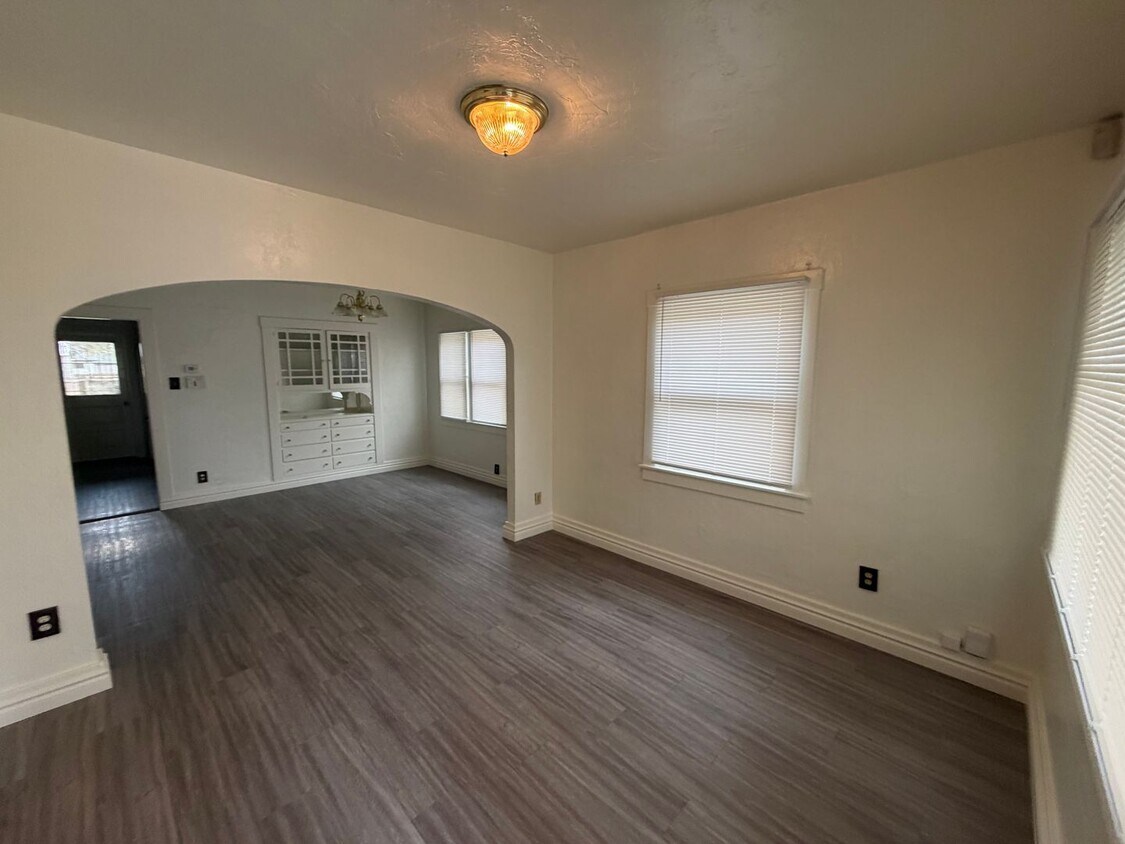 Building Photo - Charming 3 bedroom 1 bathroom