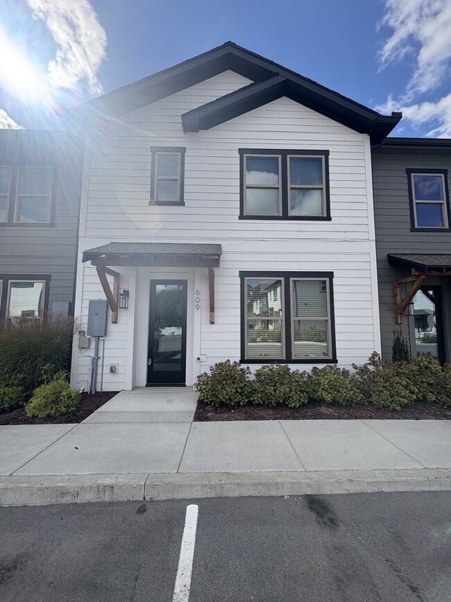 Building Photo - 628 Wallace Ct