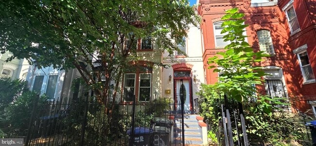 Building Photo - 824 7th St NE