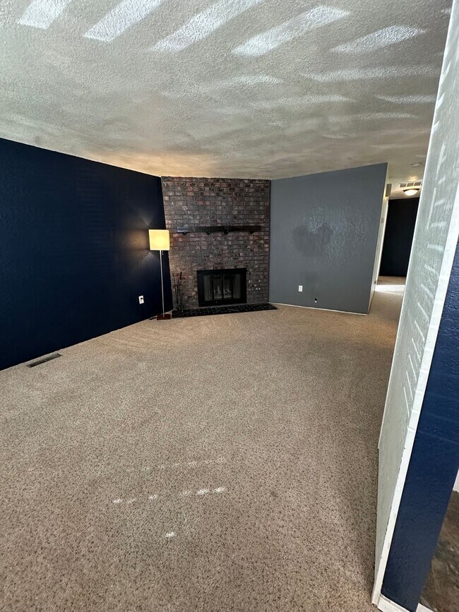 Building Photo - Beautiful 3 Bedroom, 2 Bath Home with One-Car Garage & Storage Shed in Kennewick