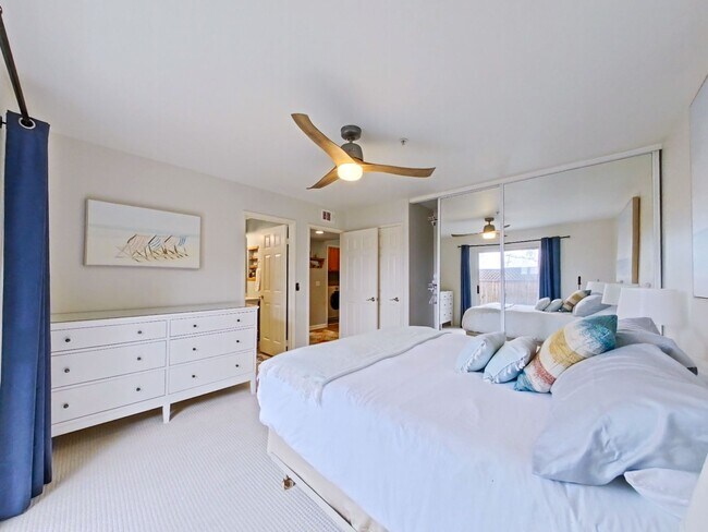 Building Photo - 3 bedroom 2.5 bathroom townhome Down the s...