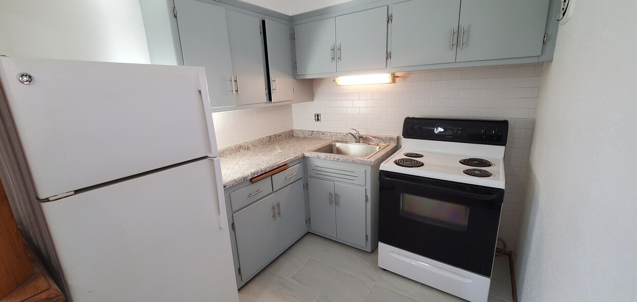 Primary Photo - 11320 W North Ave