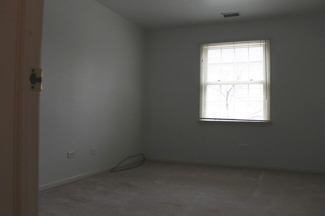 Building Photo - 201 Racquet Club Ct