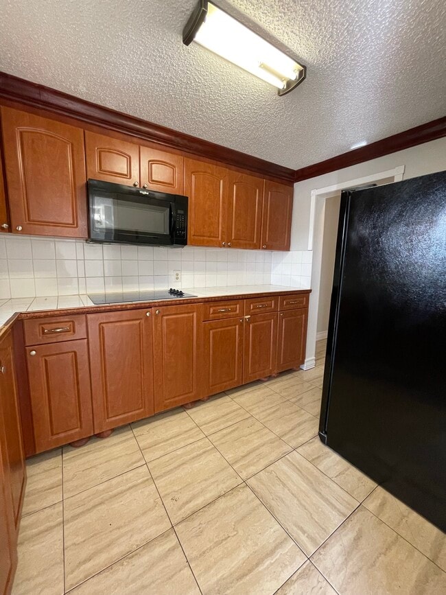 Building Photo - 661 N University Dr