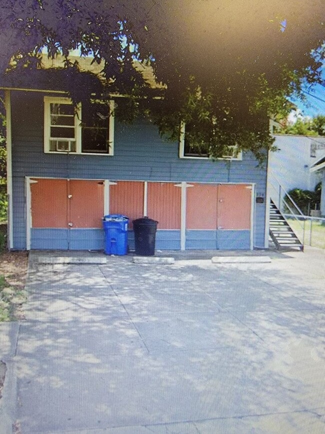 Building Photo - 894 13th Ave S