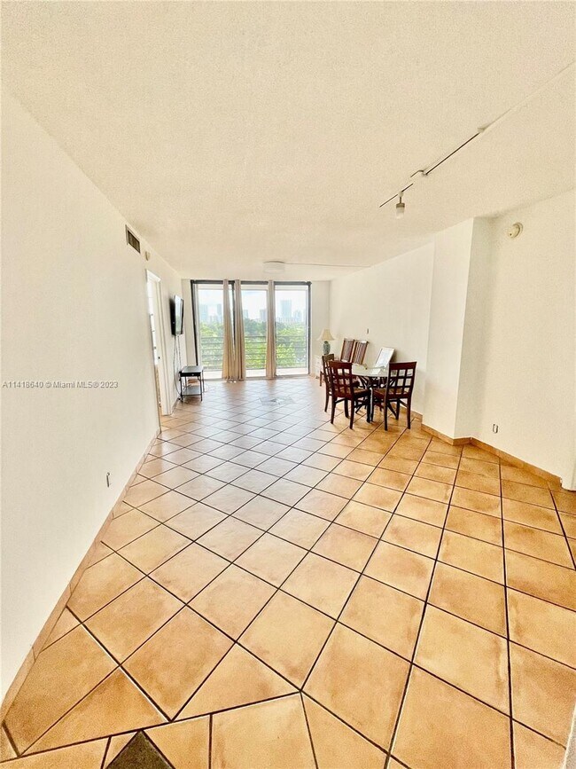 Foto del edificio - 20500 W Country Club Dr