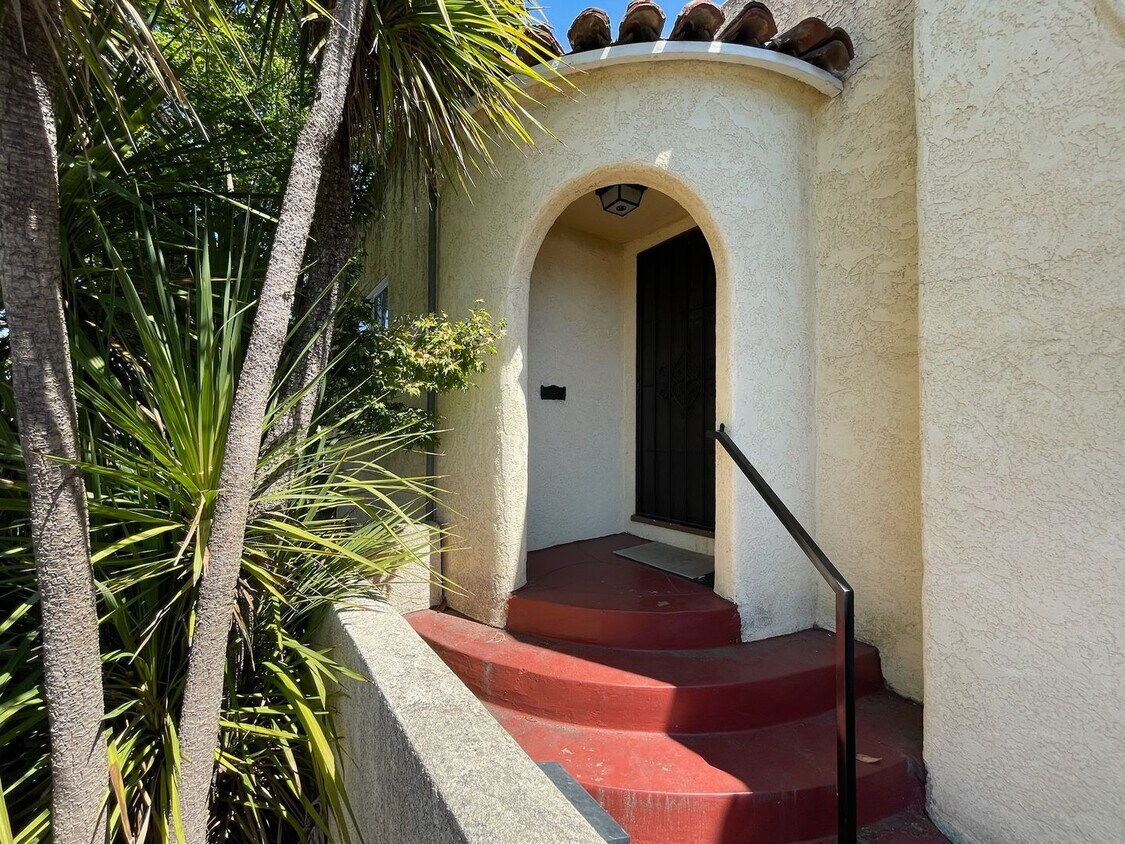 Foto principal - Charming 2-bedroom 1 bath home (Pet Friendly)