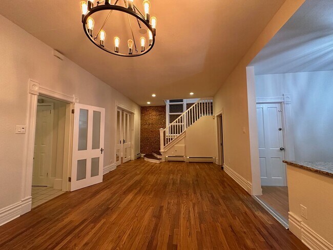 Foto del edificio - Embrace Timeless Charm with Modern Comfort