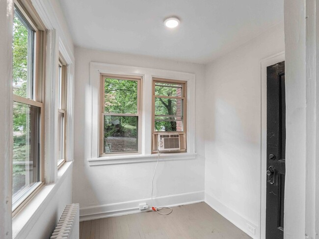 Foto del edificio - READY FOR MID-MAY!! FULLY RENOVATED 1 -BED...