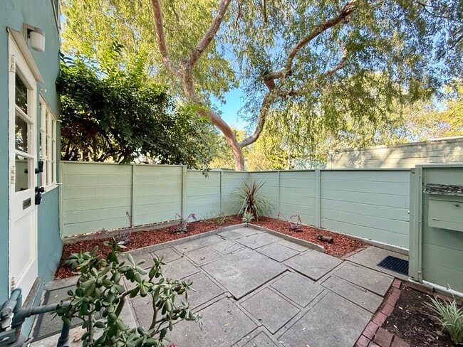 Building Photo - 5431 Village Grn
