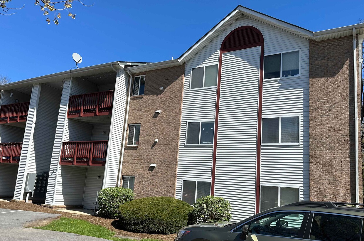 Top Right Condo; 1st Bldg on Right - 400 Berryfield Ln