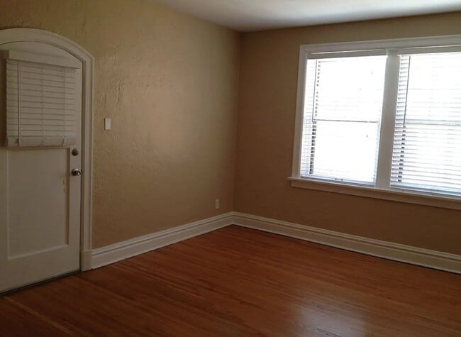 Foto del edificio - 7551 Byron Pl