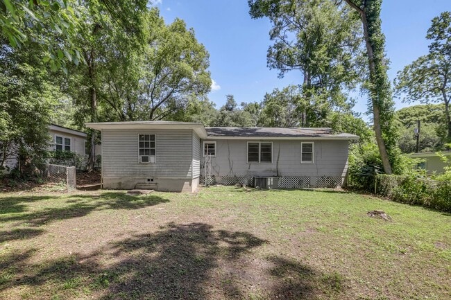 Building Photo - 4 bed 2 bath house, Walk to Stadium!! Available July 2026